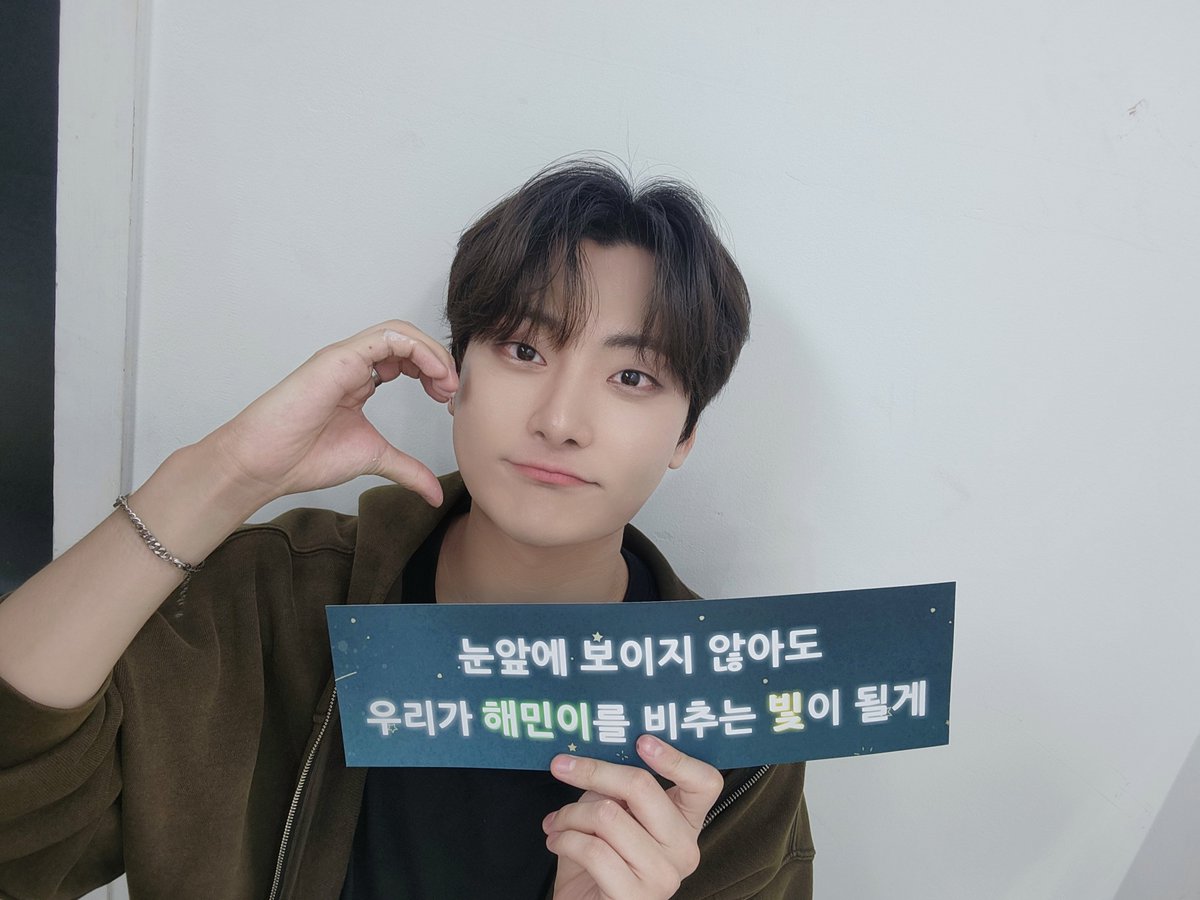 Pattern_Haemin's tweet image. 안녕 페어링~

이번 시즌도 막공까지 잘 마무리했습니다! 
페어링이 있기 때문에 제가 좋아하는 노래도 많은 사람앞에서 부를 수 있었고 과분한 사랑받으며  예쁘게 활동할 수 있었던 것 같습니다. 

너무 고마웠어요! 사랑해 페어링 💕