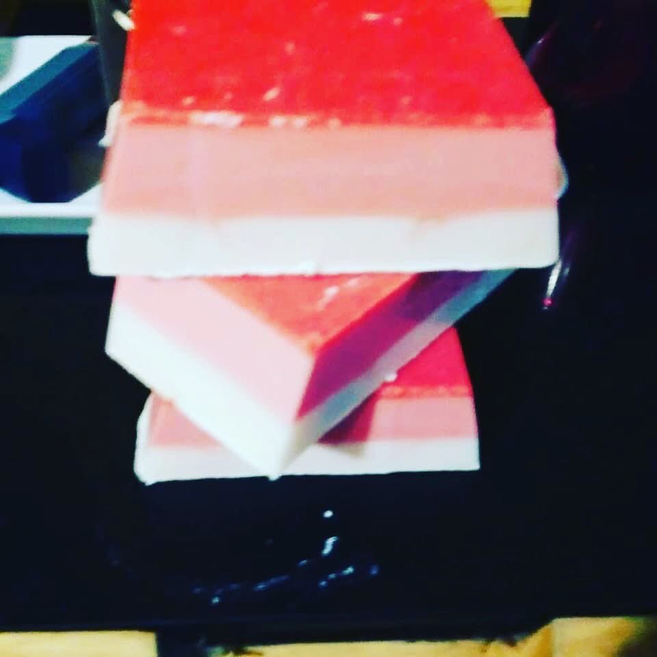 srnorganics1's tweet photo. Heaven on earth organic handmade monoi Tahiti babassu tamanu coconut milk based pikake 🌼 pressed cherry 🌸 luxury handmade soap cakes#summerrainesnaturals💜💜💜💜 #summerrainesnaturals #borabora #thefourseasons #spacontract #organicskincare #nourishyourbody #pikake #japanese https://t.co/fqIvziiPRS