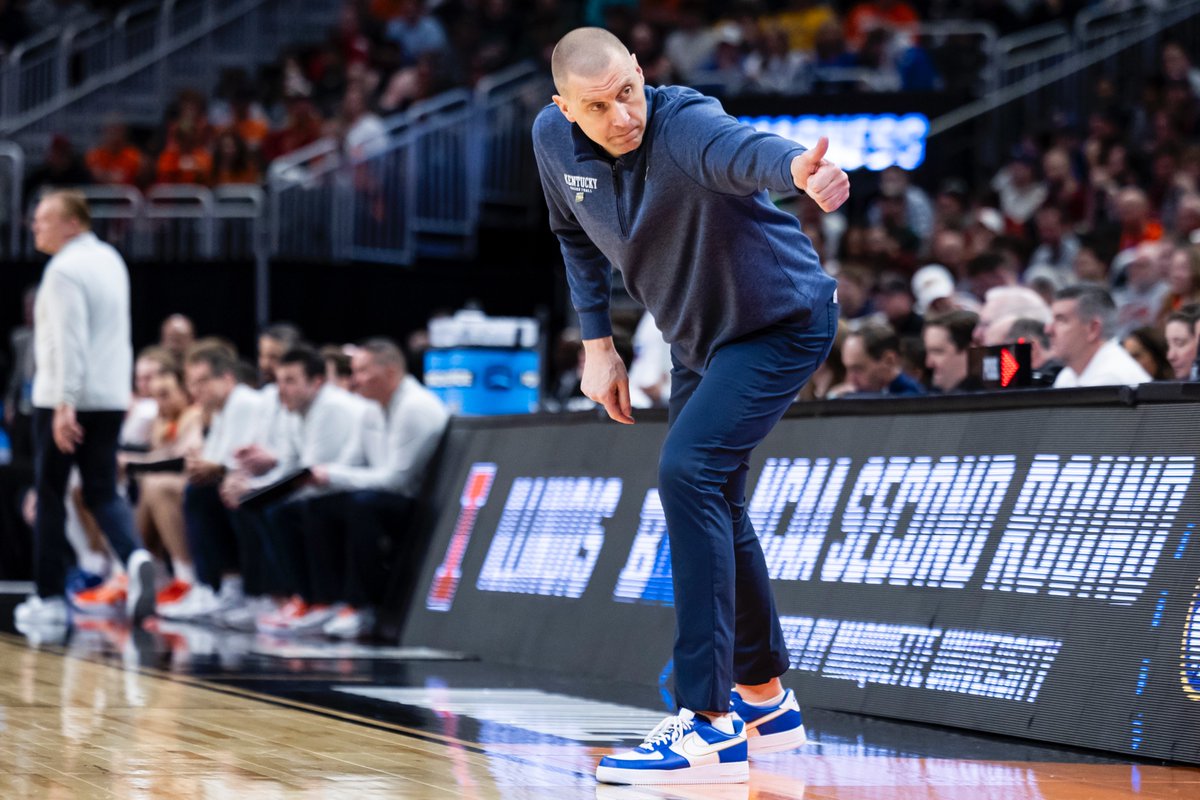 Two photos sum up why I love this staff. 
Cats opened the second half with what looked like a play designed for Oweh in which he scored going to the rim. Instantly, Pope turns to get an assistants attention then gives him a thumbs up. #culture 

#bbn #weareuk #gobigblue #kentucky