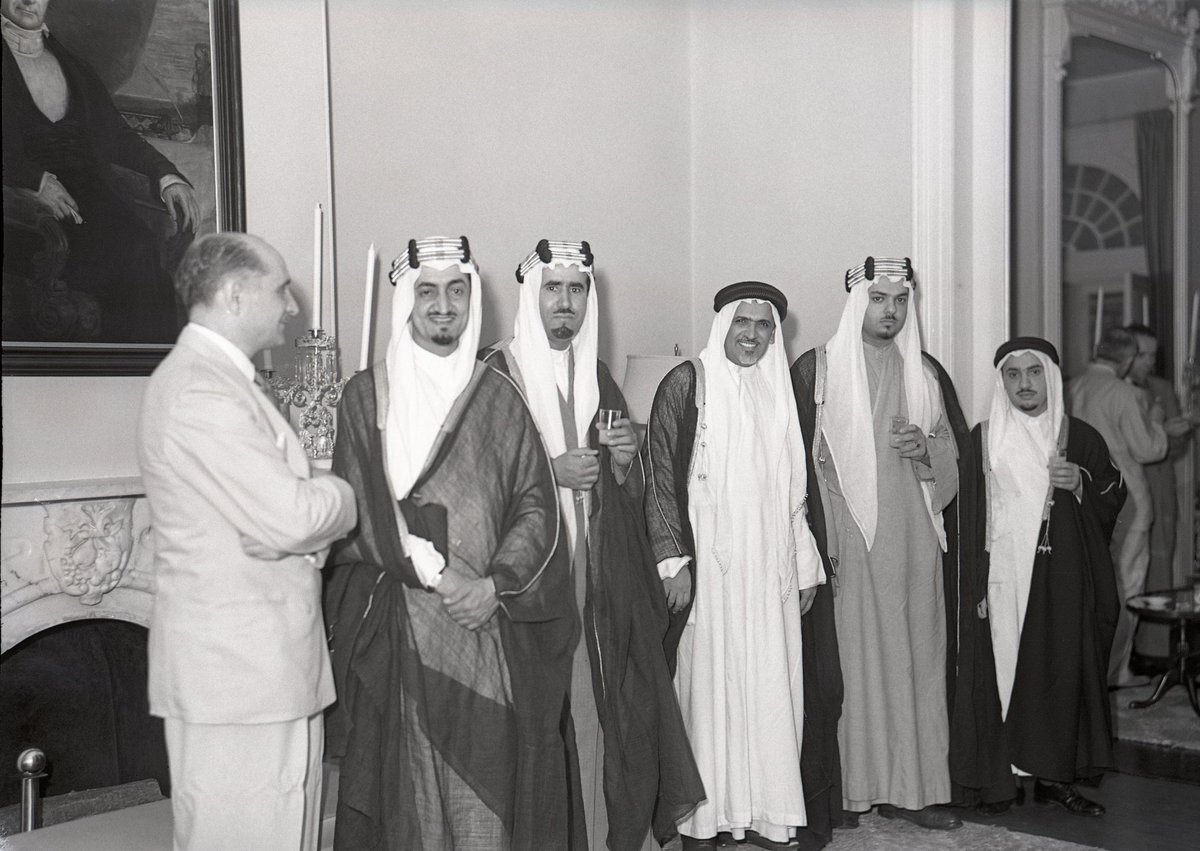 صورة يظهر فيها الامير فيصل بن عبدالعزيز (وزير الخارجية)، الامير محمد بن عبدالعزيز، الشيخ إبراهيم السليمان، الشيخ علي بن عبدالله علي رضا، لم استطع التعرف على الشخص الاخير

التقطت الصورة في بيت بلير بواشنطن في الولايات المتحدة الامريكية بعام ١٩٤٥ م

المصدر: الارشيف الوطني الامريكي