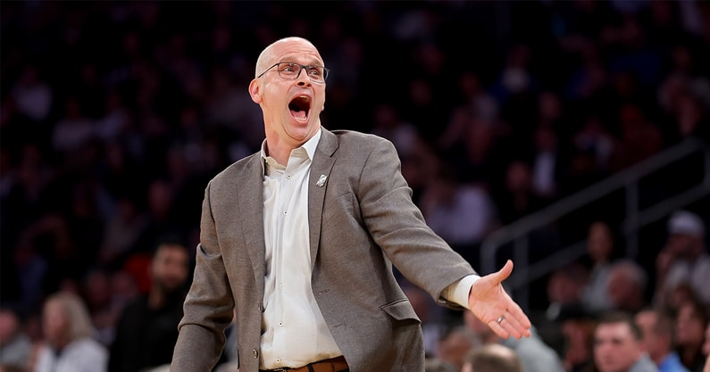 CSayf23's tweet photo. Report: UConn SID Bobby Mullen (@bmull74) threatened to 'ruin' reporter @Jellis1016's life over viral Dan Hurley video
Mullen today deleted a tweet that made light of his alleged threat to ruin Joey Ellis' life.
Story by Grant Grubbs of On3: https://t.co/3cbkW1JKTp https://t.co/aW6M8TH36M