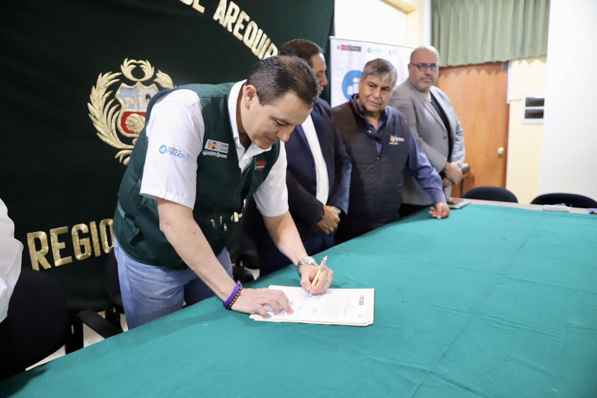 Uegps_Midagri's tweet photo. 🙌 El #PIADER impulsa la ESCO 2025, tras la firma del plan de trabajo con la Gerencia Regional de Agricultura de Arequipa. Esta colaboración permitirá la intervención para la recolección de información sobre los costos de producción del cultivo de alfalfa. 💪 https://t.co/H1dZIgp76z