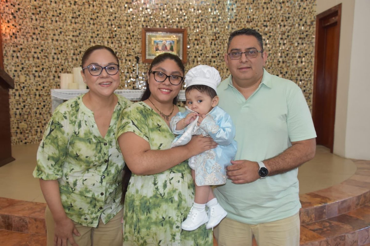 ProyectoBrujula's tweet photo. #Bitácora:

Se bautizó a Milton Matheo López Luna en compañía de su mamá, padrinos, abuelos, familiares y amigos cercanos con la eucaristía del padre Paul Campbell en la iglesia Santa María de las Cumbres. ⛪️ 👶 

📸 Esteban Torres 

👉Espera la edición de abril impresa, digital, además de en redes sociales y web, para la cobertura completa, aquí te dejamos un adelanto, en la galería.

📲 https://t.co/aMFkxM7y4N