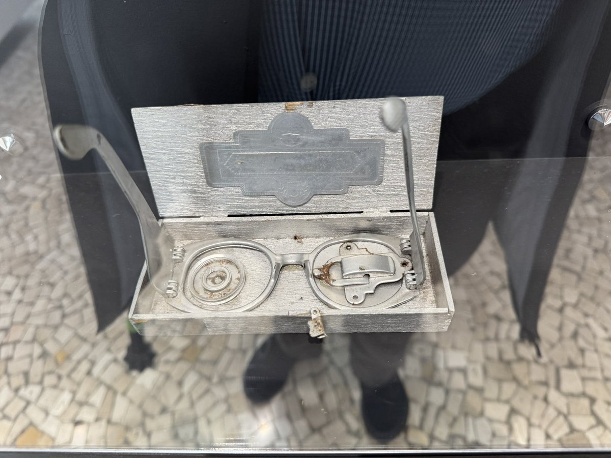 DavveroDomini's tweet image. Up in the @MontePalace, in the mountains of Madeira, a Portuguese artist reconfigures reading glasses. Hard not to think of #Pessoa