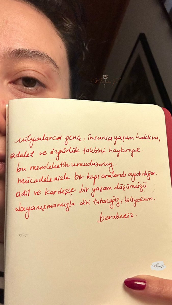 Melike Şahin’den anlamlı mesaj: “BERABERİZ”

#melikeşahin #dayanışma