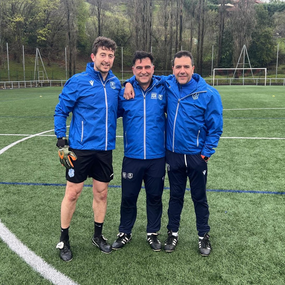 gipuzkoafutbola's tweet image. 🔵⚪️ 𝐊𝐀𝐃𝐄𝐓𝐄 𝐌𝐔𝐓𝐈𝐋𝐄𝐍 𝐆𝐈𝐏𝐔𝐙𝐊𝐎𝐀𝐊𝐎 𝐒𝐄𝐋𝐄𝐊𝐙𝐈𝐎𝐀

Kadete mutilek entrenamendu saioa burutu dute gaur Haranen.

Sesión de entrenamiento de la selección cadete masculina.

Mila esker Usurbil F.T. instalakuntzak uzteagatik.

#GipuzkoaBatGara