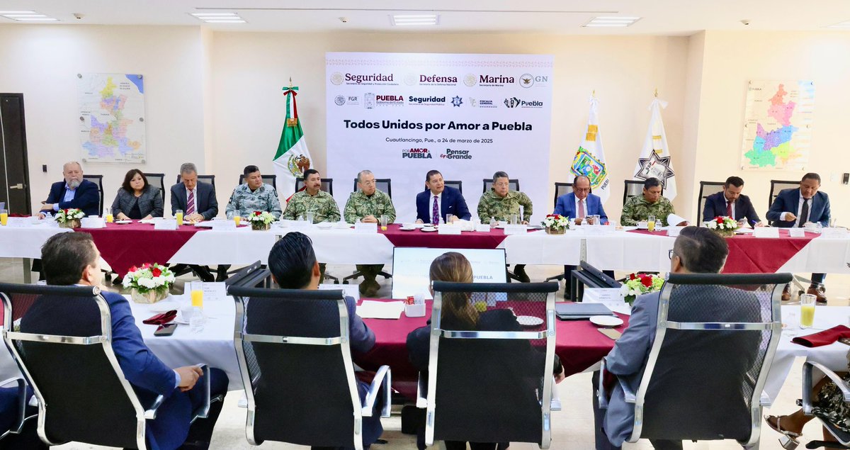 pepechedrauimx's tweet photo. 📌 Esta mañana nos reunimos en la Mesa de Coordinación Estatal para la Construcción de la Paz y Seguridad, presidida por el Gobernador del Estado @ArmentaPuebla_.

Restablecer la tranquilidad y el orden es una labor que fortalecemos todos los días de manera conjunta, los tres órdenes de gobierno.

Hay comunicación, coordinación estrecha y un trabajo permanente. No bajaremos la guardia.
