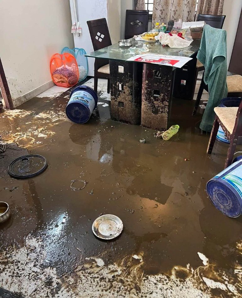அன்று 
குடிதண்ணீரில் மலம்
இன்று 
குடியிருக்கும் வீட்டில் மலம்!
நல்ல முன்னேற்றம்!