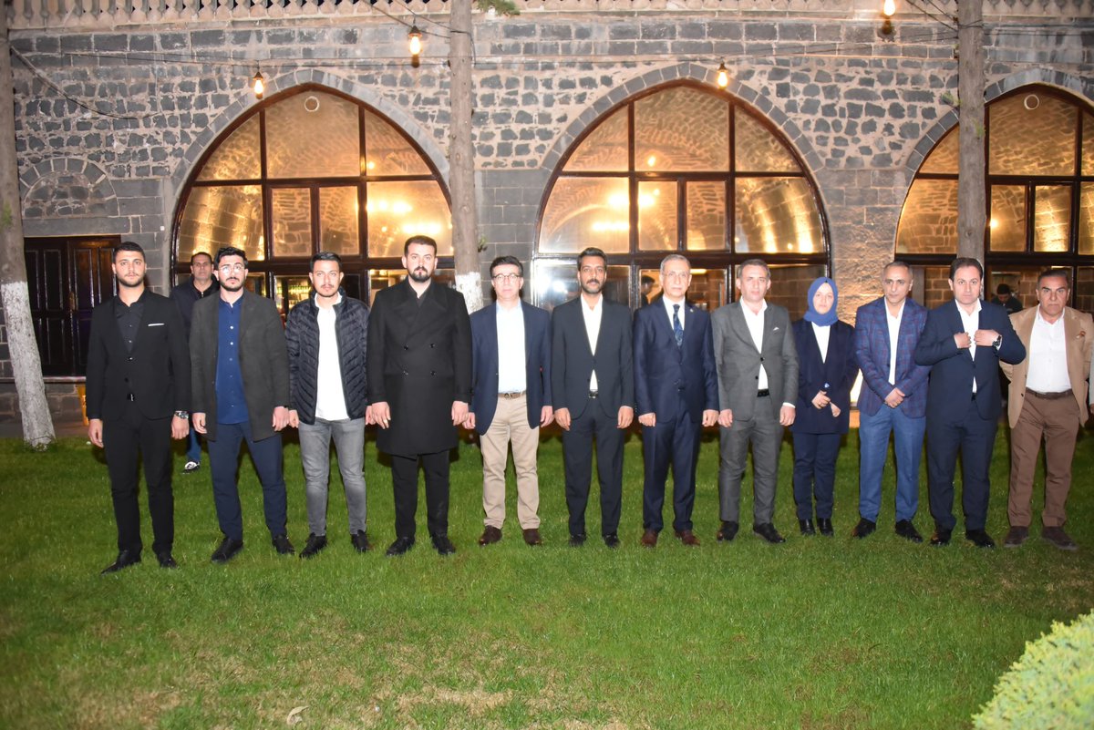 📍Siverek Teşkilat İftarı

Başı Rahmet, Ortası Mağfiret Sonu Cehennem Azabından Kurtuluş olan Ramazan ayının son günlerine girerken kardeşlerimizle teşkilat iftarında bir ara geldik.

Ramazan bereketini paylaştığımız gönül soframızda davetimize katılan Ak Parti  Şanlıurfa