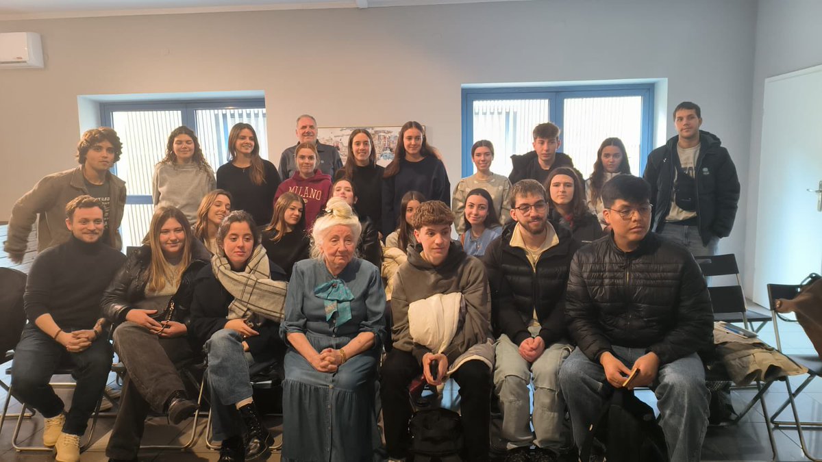 DBA1010's tweet image. niciem l’experiència Auschwitz Encontre amb  Mònica Goldwasser    supervivent de l Holocaust. Relat de vida colpidor. Seguim pel barri jueu i tanquem amb una estona de pressa de consciència a la plaça Bohaterow   monument a la  Memòria @jesuitesFP @JesuitesEdu #jesuïtessarrià