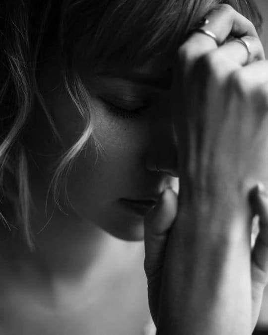 …

Üzerimde yarım kalmış 

                       bir hayalin hüznü var…!

…

                                                            __♾️__