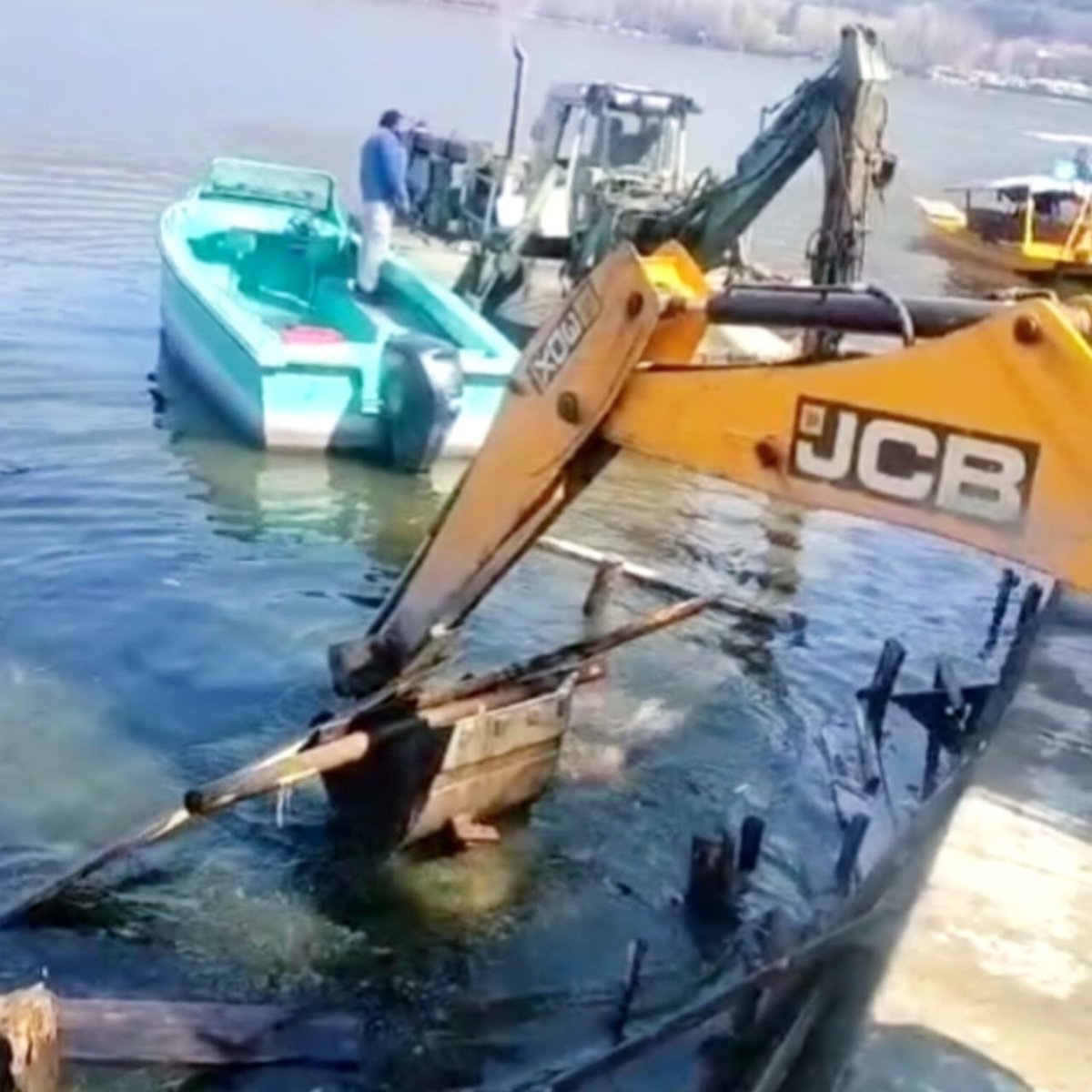 RisingKashmir's tweet photo. #LCMA demolishes illegal pathways, #shikara owners #protest

Reports Arif Khan

@diprjk @jklcma
@CM_JnK @srinagaradmin 

https://t.co/omC1l31MxB https://t.co/iSkWKEYmB2