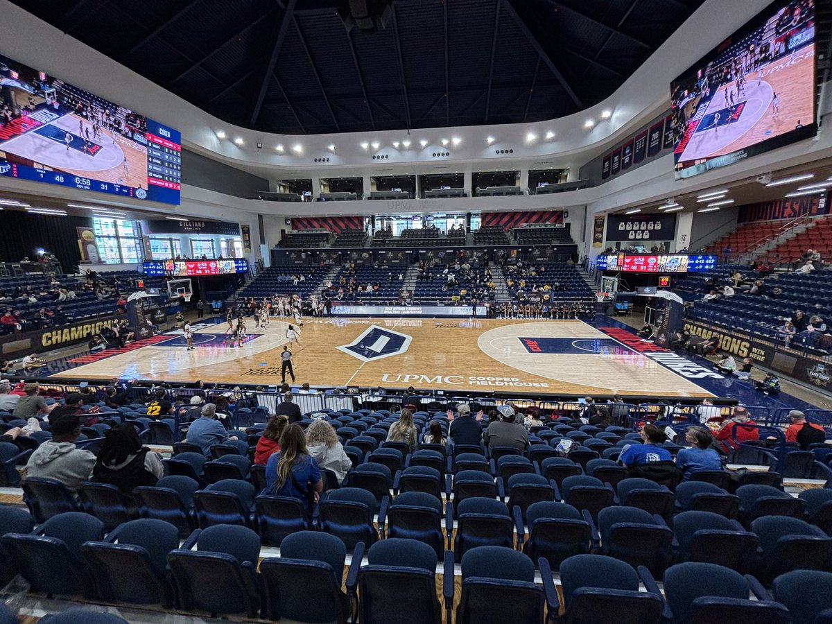 LCU_Chap_Radio's tweet image. 📍On site at the UPMC Cooper Fieldhouse on the campus of Duquesne University in Pittsburgh for the NCAA DII Women’s Elite Eight. #WElite8 #D2WBB