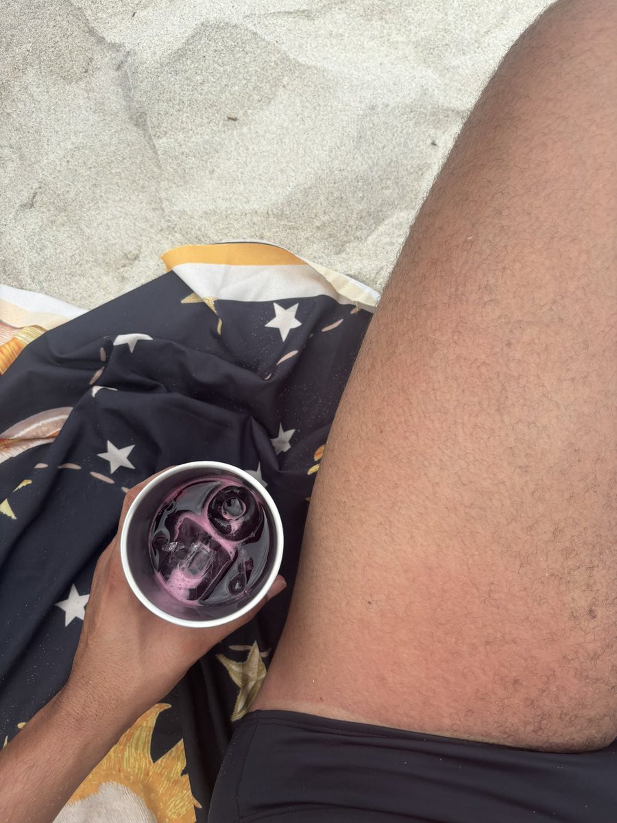 eudanx's tweet photo. praiou 🏖️ https://t.co/9WOJxPMC6v