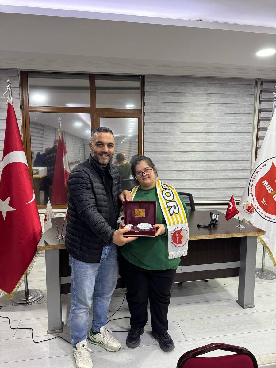 MusilderBursa's tweet photo. Gönülden sevdiğimizden kromozom saymıyoruz.
Özel bireylerimizin bizim bir parçamız olduğunun, hayatlarını daha iyi anlamamız ve toplumla bütünleşme görev sorumluluğumuzun bilincinde olarak tüm kıymetlilerimiz adına biricik Beyza kızımızı ve ailesini derneğimizde ağırladık. https://t.co/oxJsbmWtET