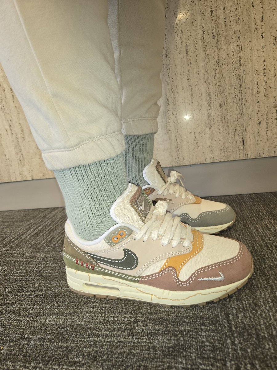 trudyspeaks's tweet photo. Day 24 of #MarchMAXness
π: Air Max 1 'Wabi Sabi'
π§¦: @nike
.
Late pickup #goatapp
#airmax #airmax1 #everythingairmax #airmaxeverydayΒ #nike #nikerunning #checksoverstripes #SNKRSKICKCHECK #snkrsliveheatingup https://t.co/oQFyIAX9c9