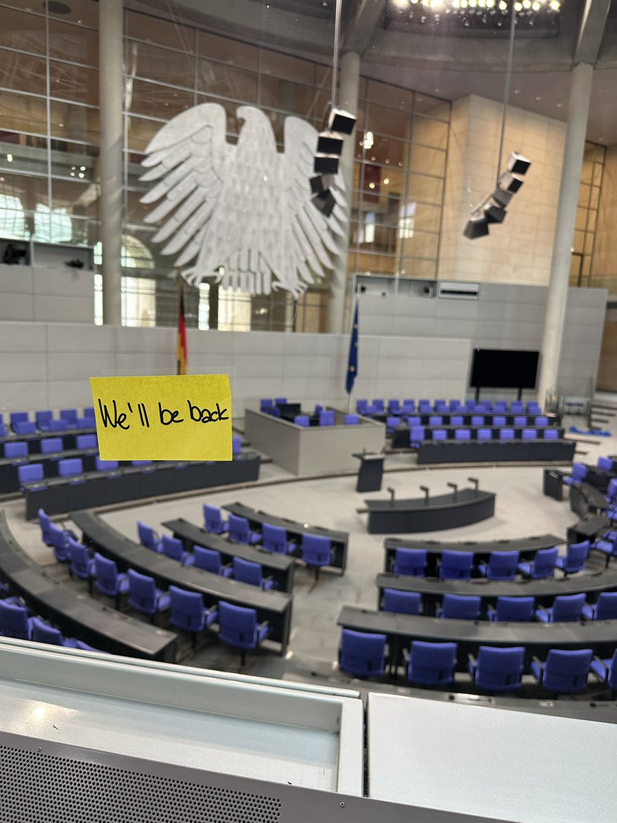 fdpbt's tweet image. Wir sagen „Auf Wiedersehen!“. Und meinen es wortwörtlich 😉. Liberale Ideen und Konzepte werden im #Bundestag enorm fehlen. Aber: We’ll be back!