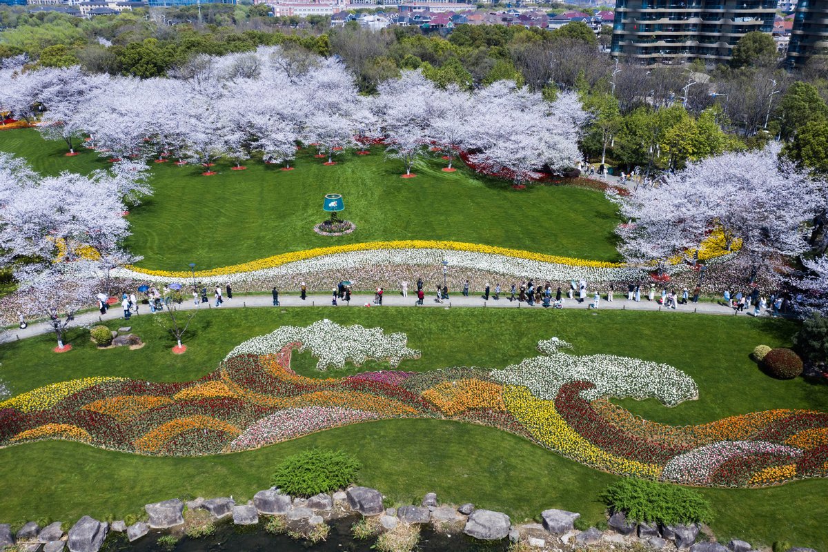 ChinaDaily's tweet photo. As spring arrives, people enjoy their leisure time at a park in Keqiao district of Shaoxing, East China's Zhejiang province, on Monday. #ChinaCanvas https://t.co/ghpjVkdhcP