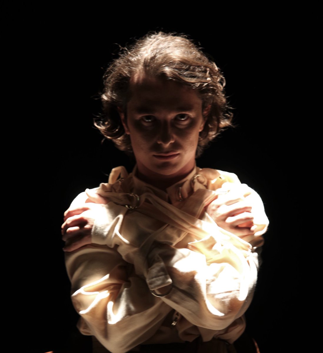 Threedumb Theatre (@3dumbtheatre) on Twitter photo The first time we staged βThe Tell-Tale Heartβ on stage in #OneManPoe was at <a href="/watfordpalace/">Watford Palace</a> for @watfringe 2021, and @steveyourlifeup performed the whole story in a straightjacket! Who remembers this version??
πΈ Alya Sayer, Watford Palace Theatre The first time we staged βThe Tell-Tale Heartβ on stage in #OneManPoe was at <a href="/watfordpalace/">Watford Palace</a> for @watfringe 2021, and @steveyourlifeup performed the whole story in a straightjacket! Who remembers this version??
πΈ Alya Sayer, Watford Palace Theatre