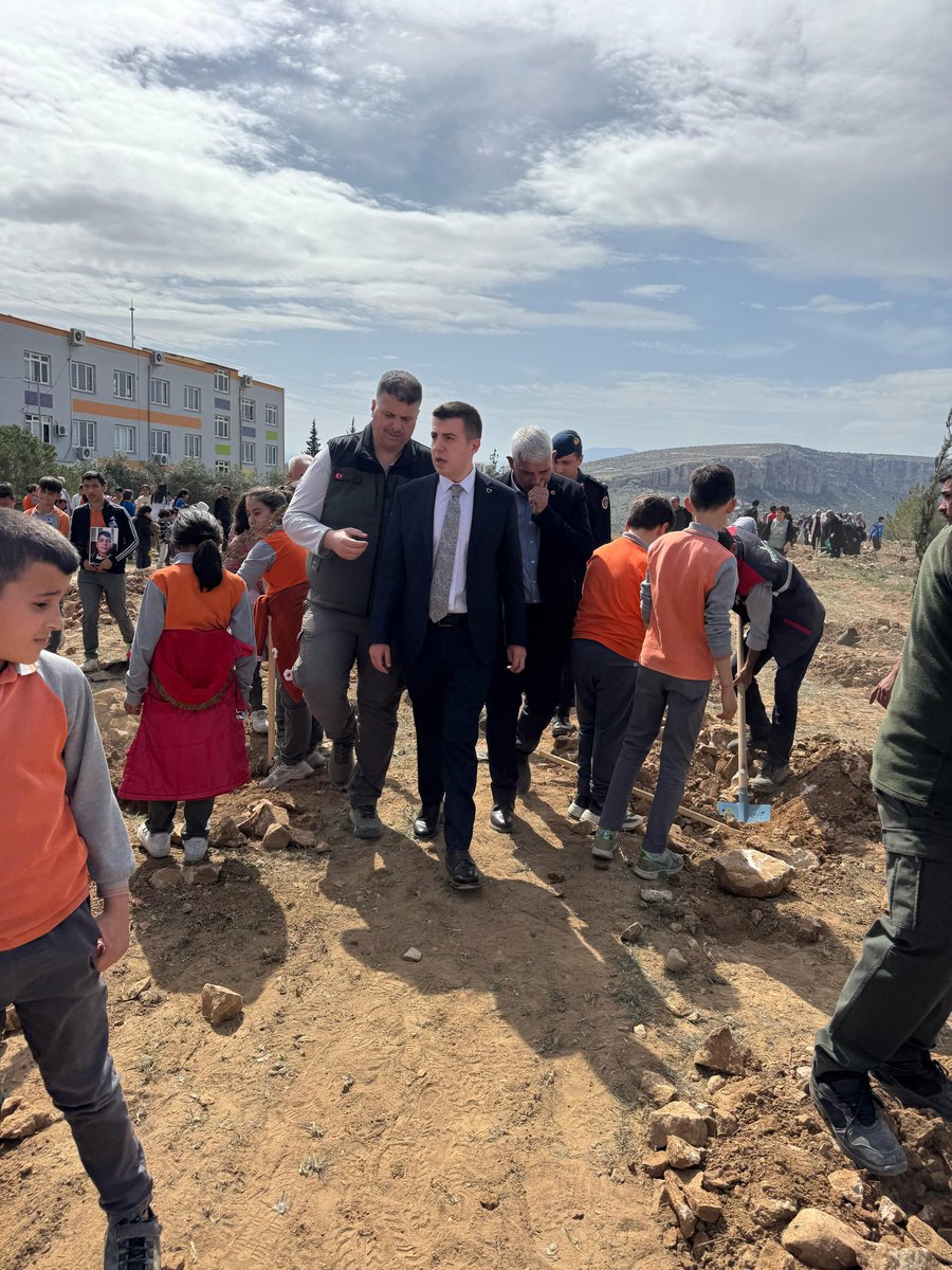 Mut'ta Orman Haftası Coşkusu
Etkinlikler kapsamında 500 adet Erguvan,Kara Servi, Fıstık Çamı, Defne, Akasya, Harnup Fidanlari Dikildi. Etkinlikte Orman Haftasinin önemine dair konuşmalar yapıldı.