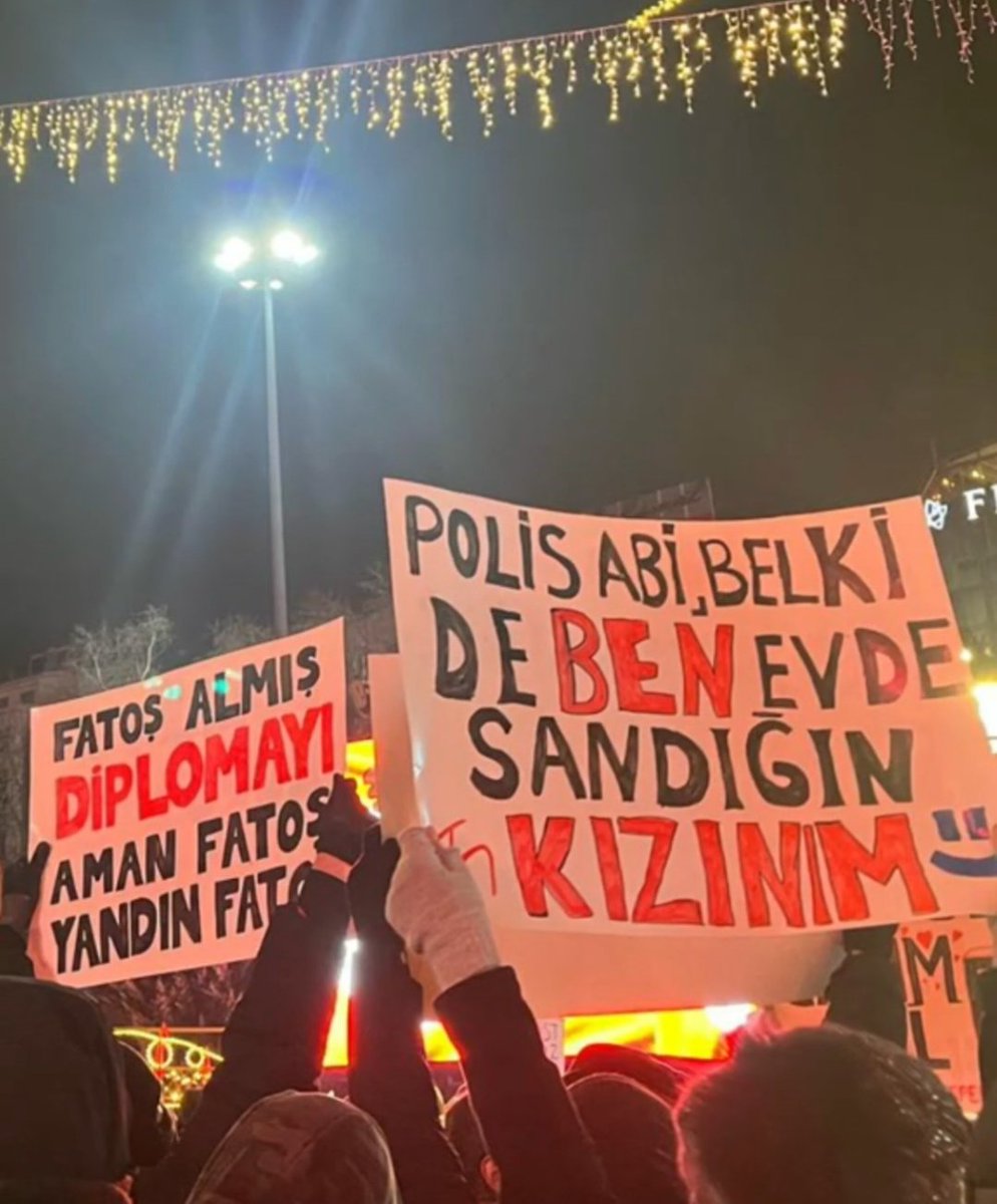 astrophe222's tweet photo. politika hakkında düşünmeye başlamadan önce, iyi adamlar ve kötü adamlar arasında bir savaş olduğu fikrini terk etmeniz gerekir. https://t.co/uxegwI6BvC