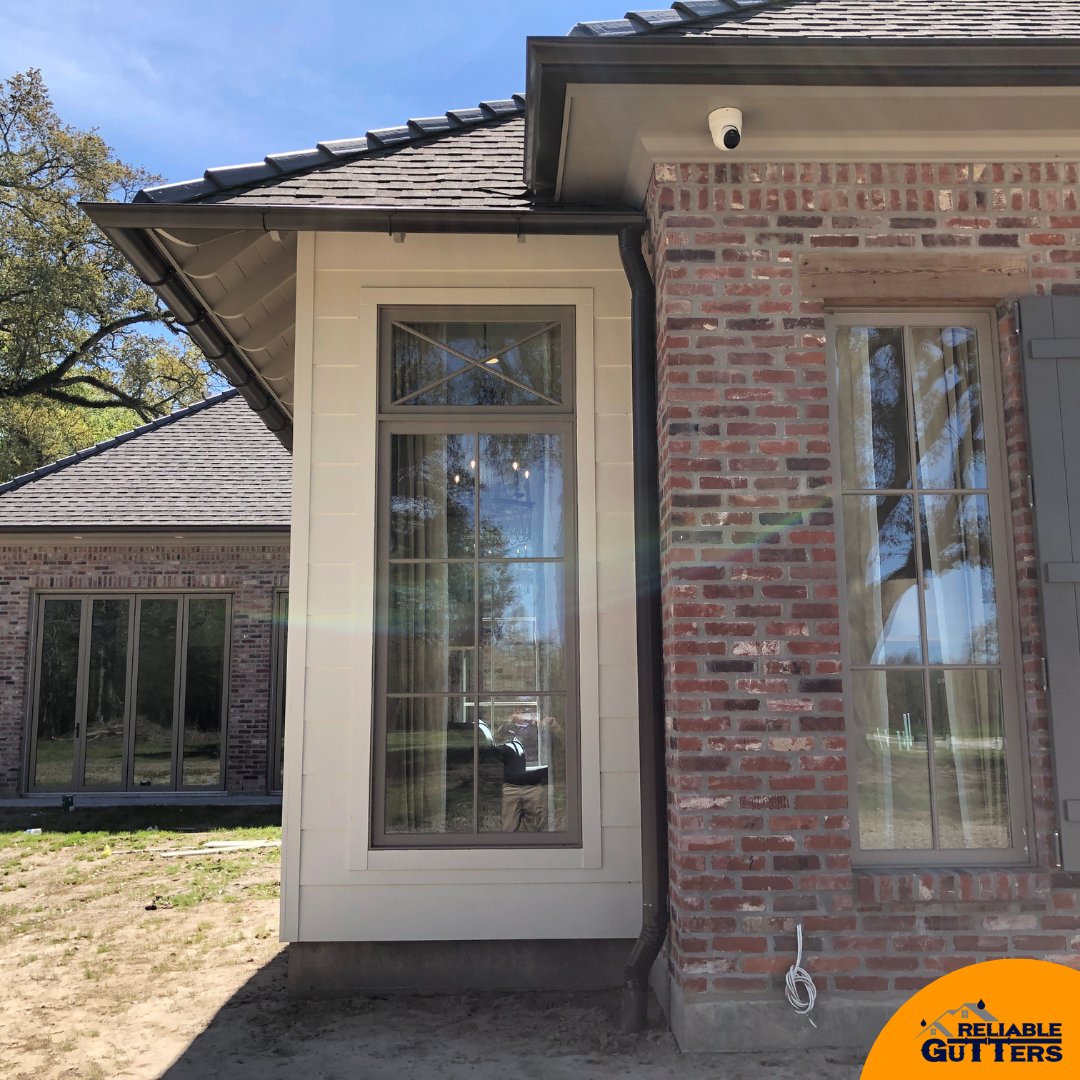 RGuttersPro's tweet image. 🌧️ Gutters: The Unsung Hero 🌧️
They quietly protect your home from leaks—until they don’t. A quick check now can save big headaches later. 👀
#GutterCheck #StayDry #HomeCare