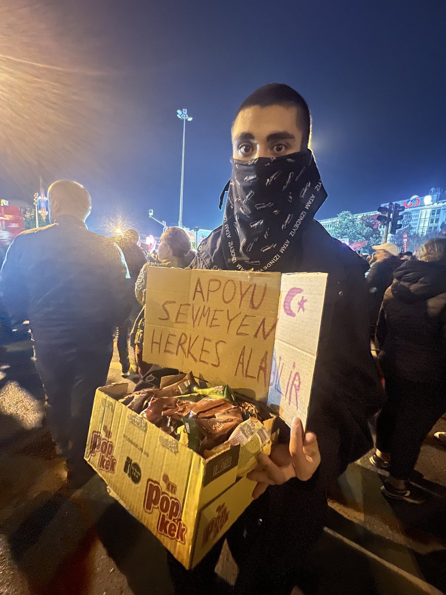 bgyetherr's tweet photo. Bir protestocu, “apo’yu sevmeyen herkes alabilir” pankartıyla kek dağıttı. Kutu, 5 dakika içinde tükendi. https://t.co/eIYlnNZRdK