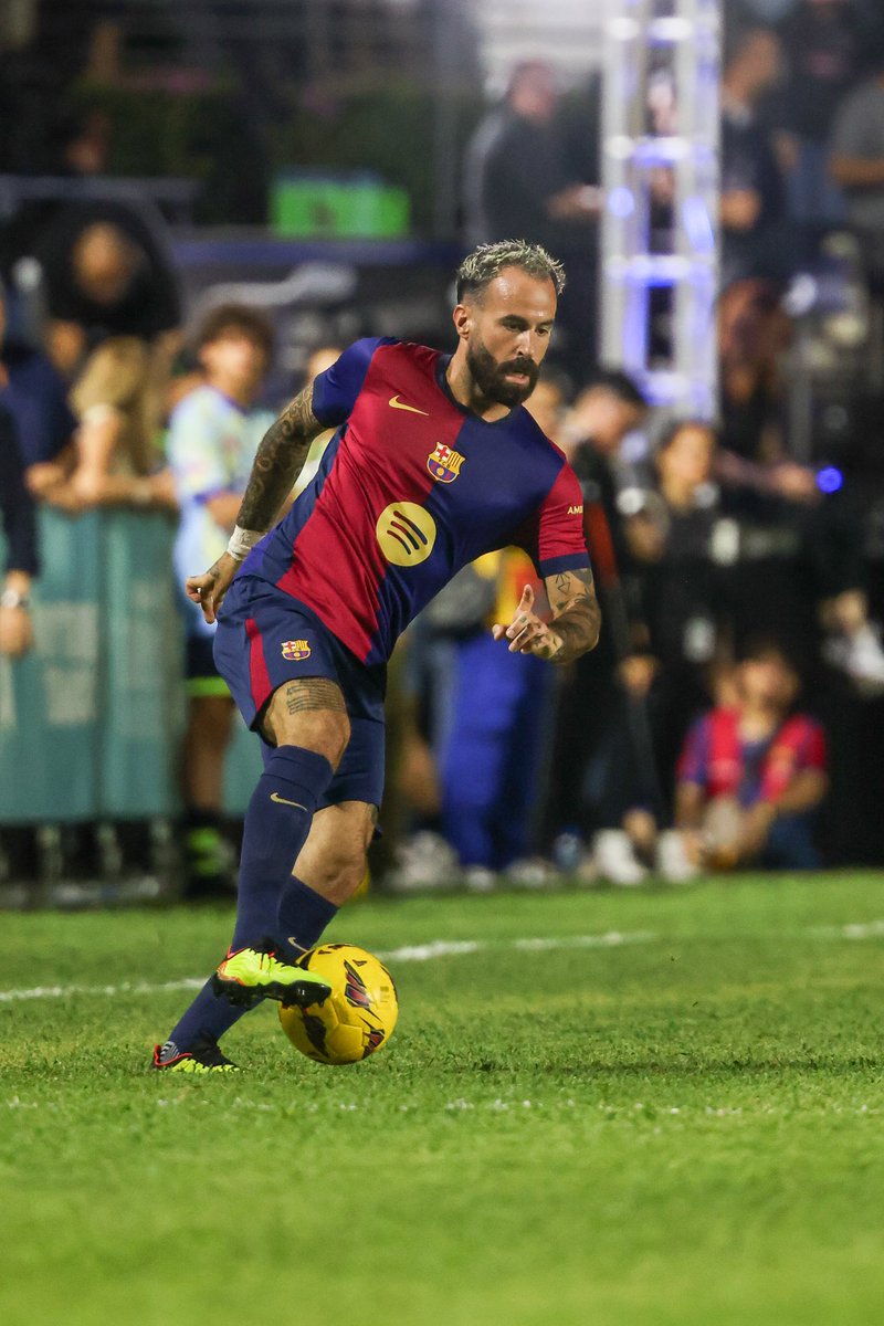 marccrosas's tweet image. Vestir estos colores 17 años después. Un día inolvidable. Gràcies @FCBarcelona_cat #BarçaLegends 💙♥️ #ElClasico en Puerto Rico.
