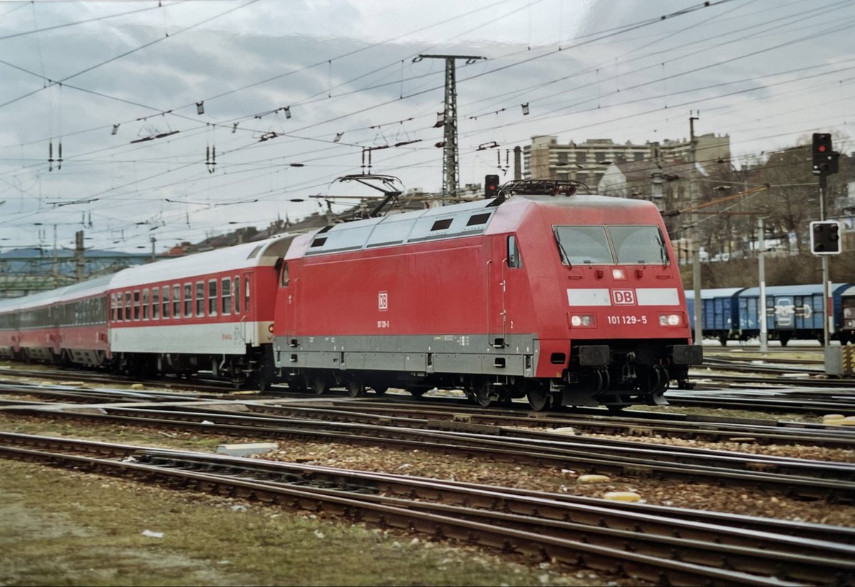 AndreasWiede's tweet photo. #EuroNight train #EN229 “Spree-Donau-Kurier” from #Berlin 🇩🇪 Ostbf is seen here arriving at #Wien 🇦🇹 Westbf one morning in March 2002. 
A #DB Class 101 electric is hauling the train. The first carriage is former East German #DR seat car, followed by a number of #ÖBB seaters. https://t.co/SQWw7TCZ11