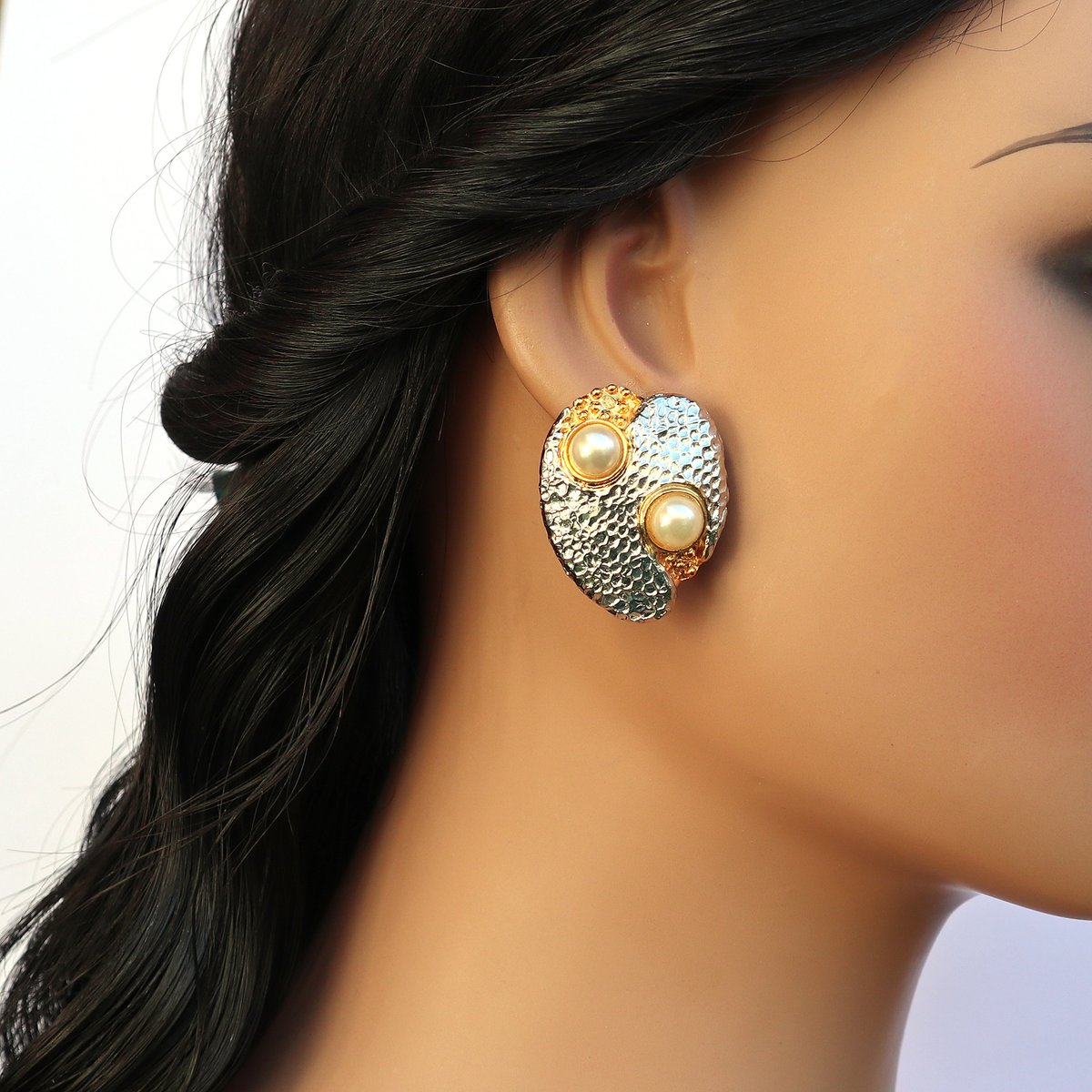 Fancy Clip On Earrings, Golden Shell Earrings with Pearl, Non Pierced Ears, 18k gold plated, Handmade kitsch Earrings, Faux bizoux etsy.me/425kjBo μέσω <a href="/Etsy/">Etsy</a>