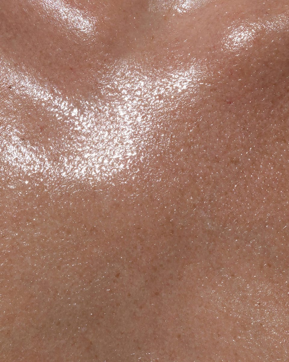 SKKN's tweet image. Brighten and hydrate your skin with 15% vitamin C and 7% squalane. Our lightweight daytime oil boosts radiance and leaves skin with a dewy, luminous finish ✨ 

Stock up on Oil Drops exclusively at SKKNBYKIM.com.