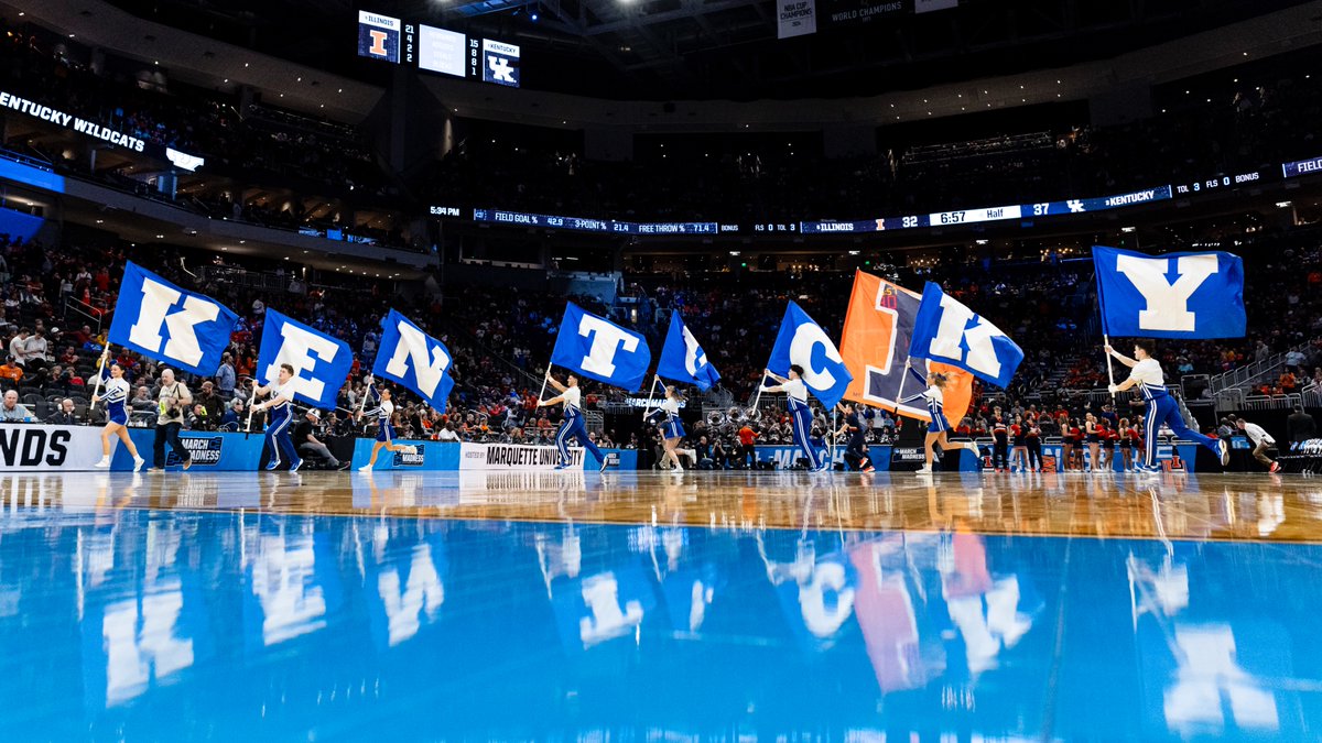 Kentucky &gt; Illinois

#bbn #weareuk #Kentucky #cheerleaders