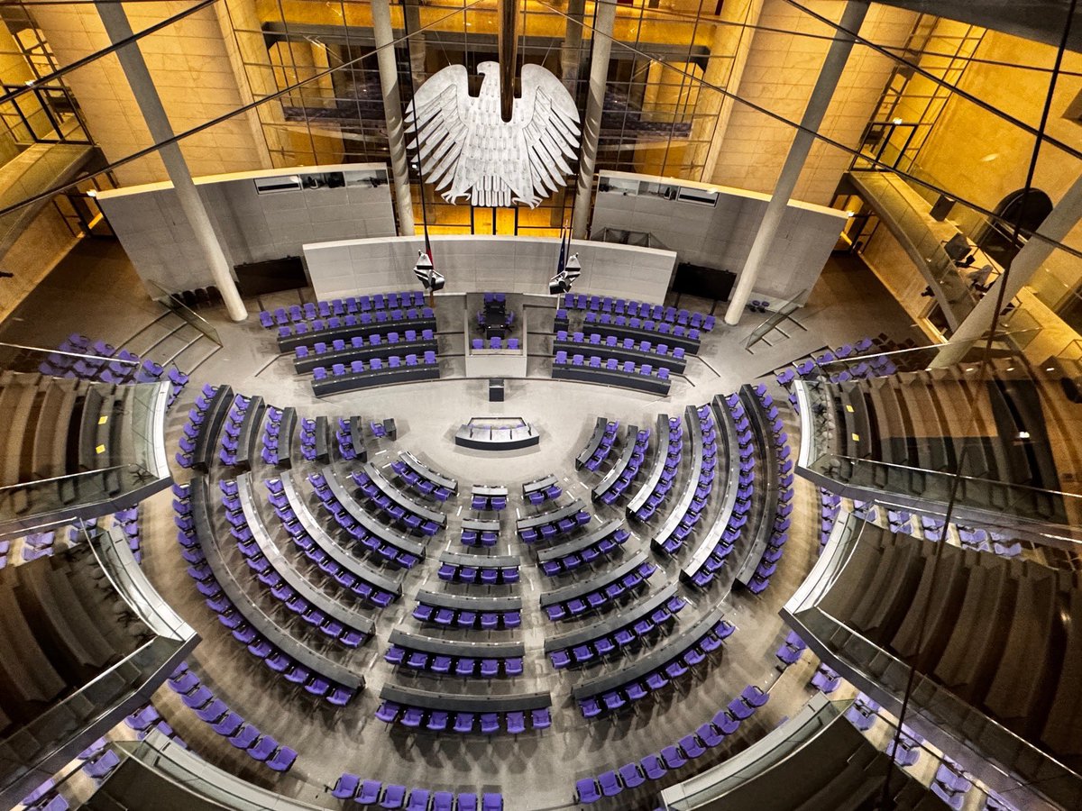 Die neue (links) und die alte (rechts) Sitzordnung im Bundestag - der Tag vor der konstituierenden Sitzung des 21. Bundestages