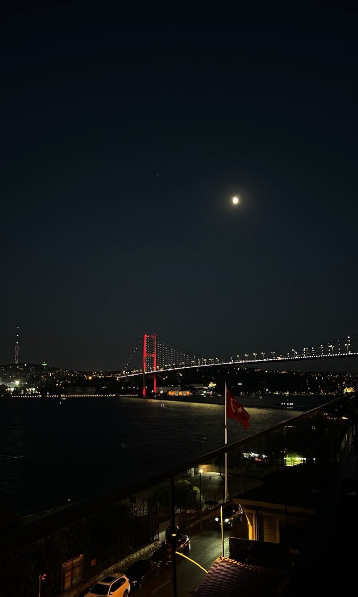 ne kadar uzak kaldığımın ve Ben yokken neler olduğunun zerre önemi yok.

şehrime adım attığım andan itibaren emrettiğim her şey ve her eser önümde çaresiz.