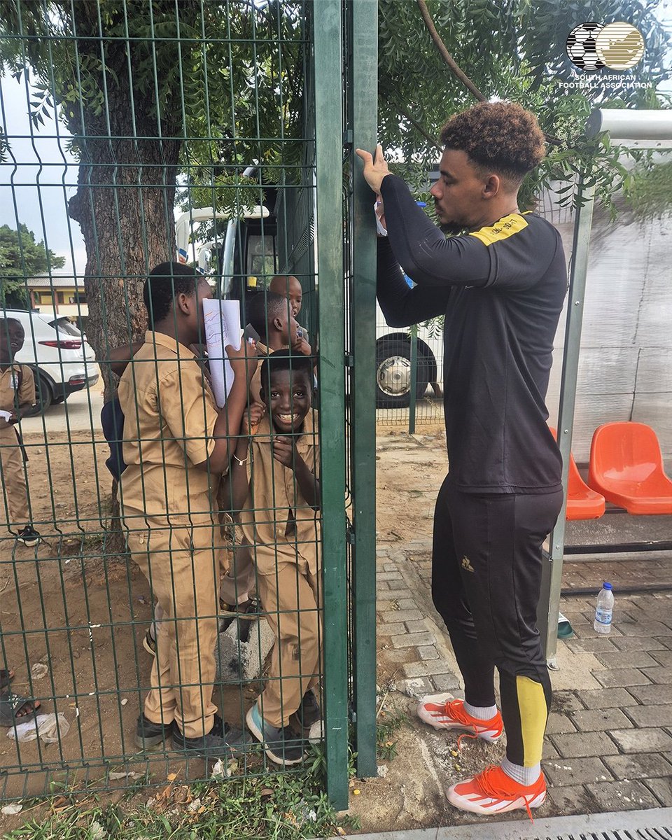 Kids from a neighbouring school came to training in Abidjan, Cote d’Ivoire, today and asked Bafana Bafana captain Ronwen Williams for his autograph. When he agreed, they happily tore pages off a book and asked him to sign their pieces of paper.

#BafanaPride 
<a href="/SABC_Sport/">SABC Sport</a>
