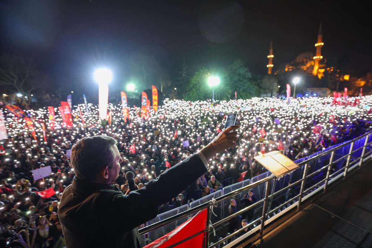 BİLGİLENDİRME| Özgür Özel’in yarın Saraçhane protestolarının sona ereceği söylediği bilgisi DOĞRU DEĞİL. 

Protestolar yeni bir boyut kazanarak kaldığı yerden devam edecek.