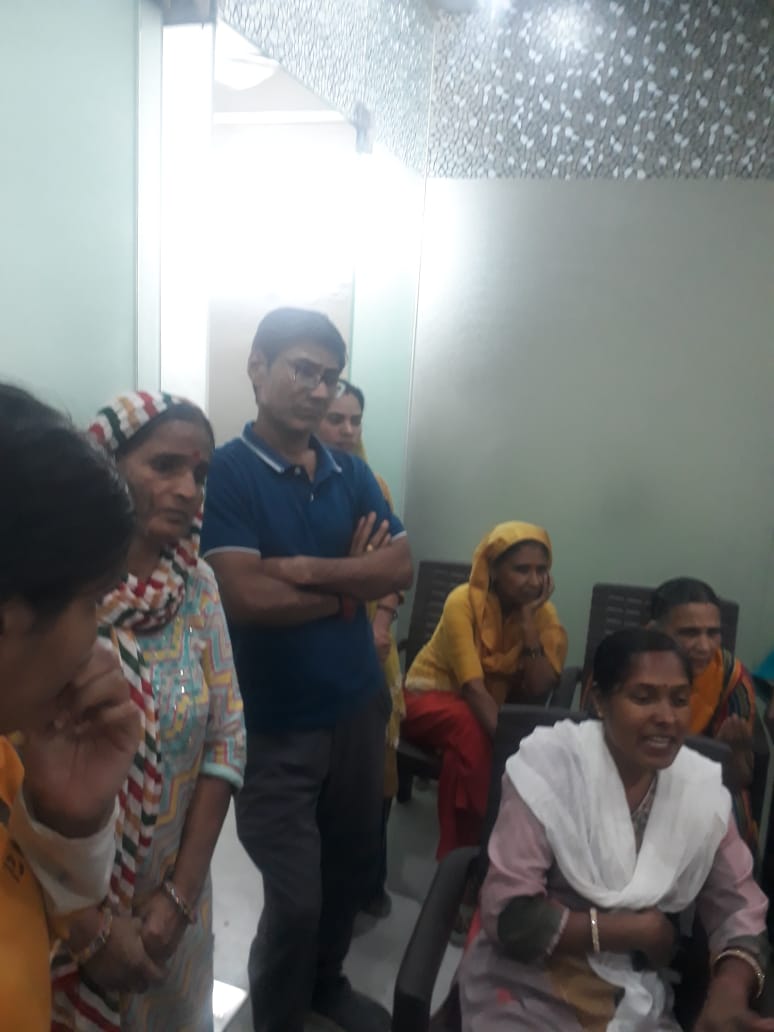 raiajay2807's tweet photo. 24 March 25,
Ajay Kumar Rai BJP Parshad Mahavir Enclave 137 apne office me public attend karte huye https://t.co/YuUZtEMhlQ