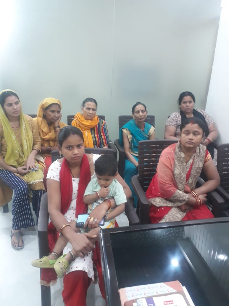 raiajay2807's tweet photo. 24 March 25,
Ajay Kumar Rai BJP Parshad Mahavir Enclave 137 apne office me public attend karte huye https://t.co/YuUZtEMhlQ