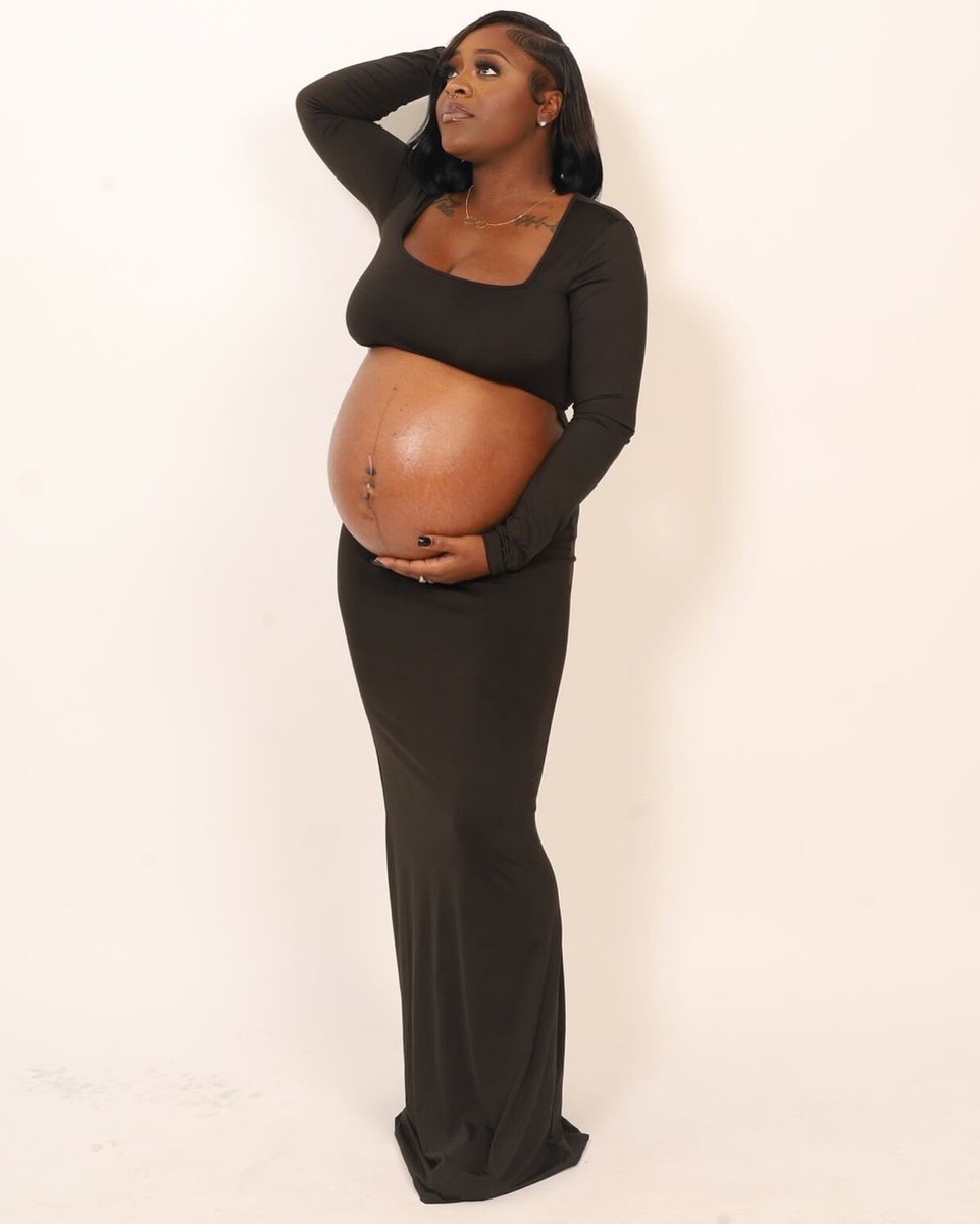 prettyleyaaa's tweet photo. we’re waiting on you baby 🖤🖤🖤🖤 https://t.co/r24GTZFBS1