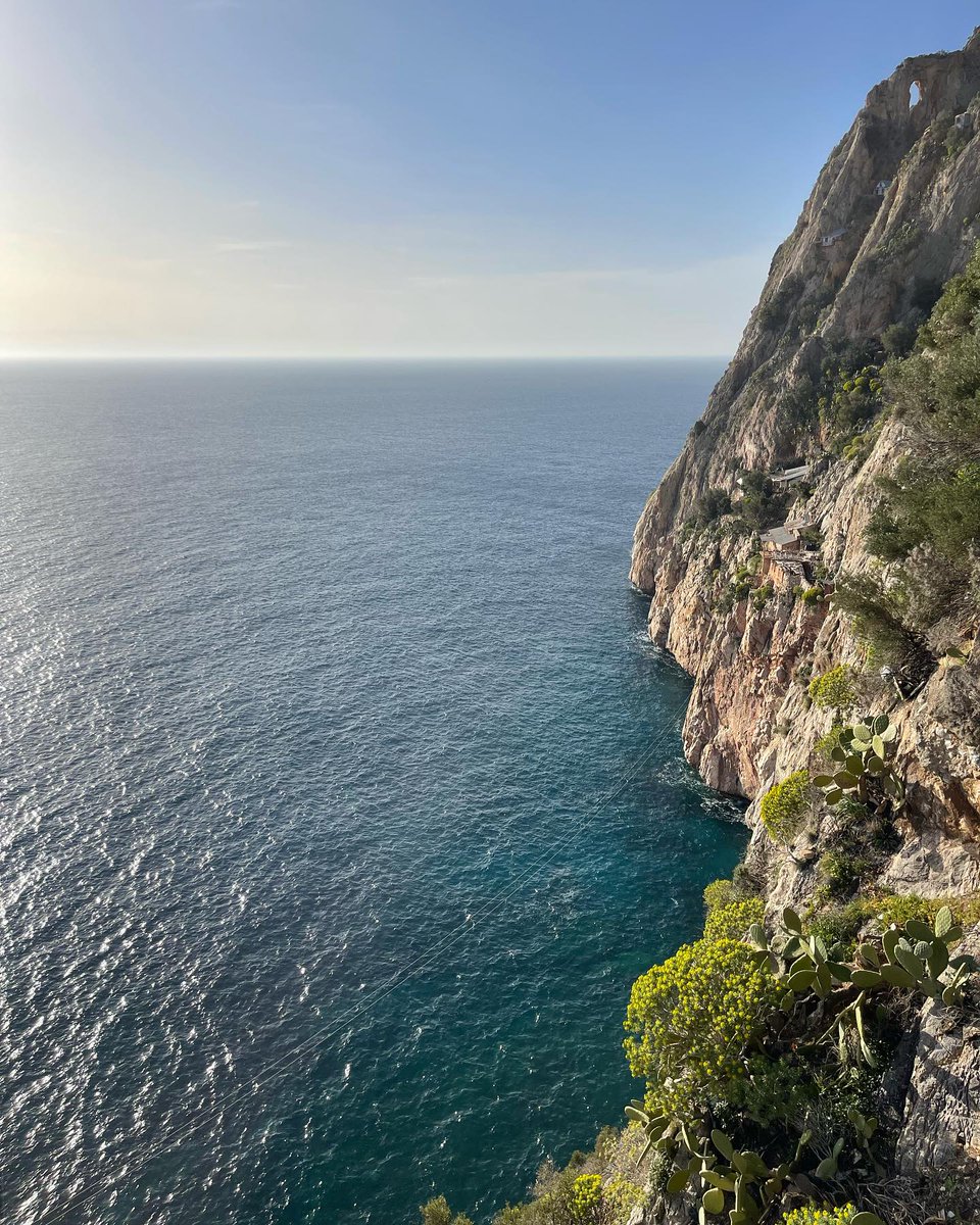 GeronAthanasios's tweet image. Вид с моего балкона. Просматривается трос для транспортировки грузов, натянутый через пропасть. Это и есть το καρούλι, - блок, катушка, - от чего наша местность и получила название - Καρούλια (мн. ч. от καρούλι). Карулья - исторически место жительства русских монахов.