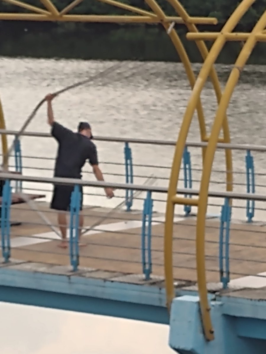 EmergenciasEc's tweet photo. Terrible!!
Hace unos momentos un muchacho se metió al malecón del salado y comenzó a llevarse los fierros!! https://t.co/VYfyZkKscL