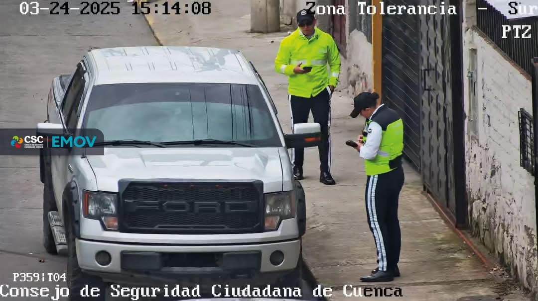 🔴#Cuenca | Desde el <a href="/CSC_CUENCA/">Consejo de Seguridad Ciudadana de Cuenca</a> se efectuó monitoreos para identificar vehículos sin placas o con vidrios polarizados, con el objetivo de mantener el orden y la seguridad. Asimismo, se trabaja en conjunto con EMOV EP para la revisión y verificación de documentos relacionados.