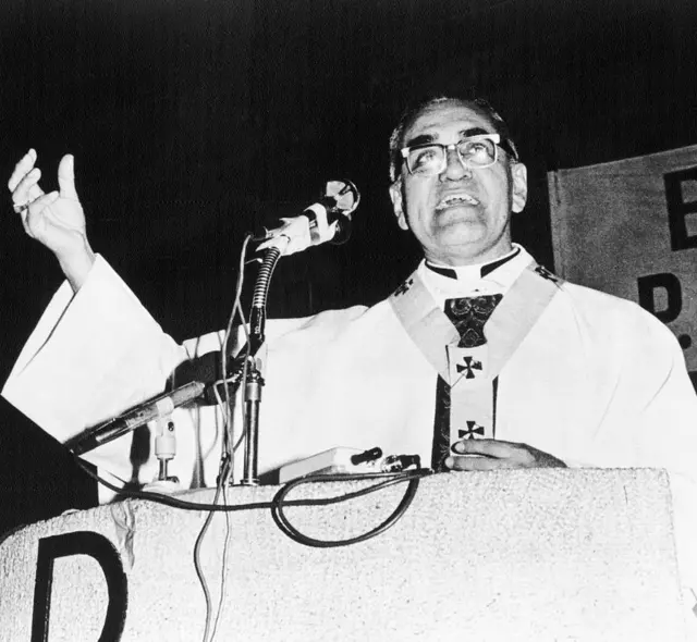 "En nombre de Dios y en nombre de este sufrido pueblo, cuyos lamentos suben hasta el cielo cada día más tumultuosos, les suplico, les ruego, les ordeno en nombre de Dios: ¡Cese la Represión!

Santo Oscar Arnulfo Romero
* a 45 años de su asesinato. In memoriam.
