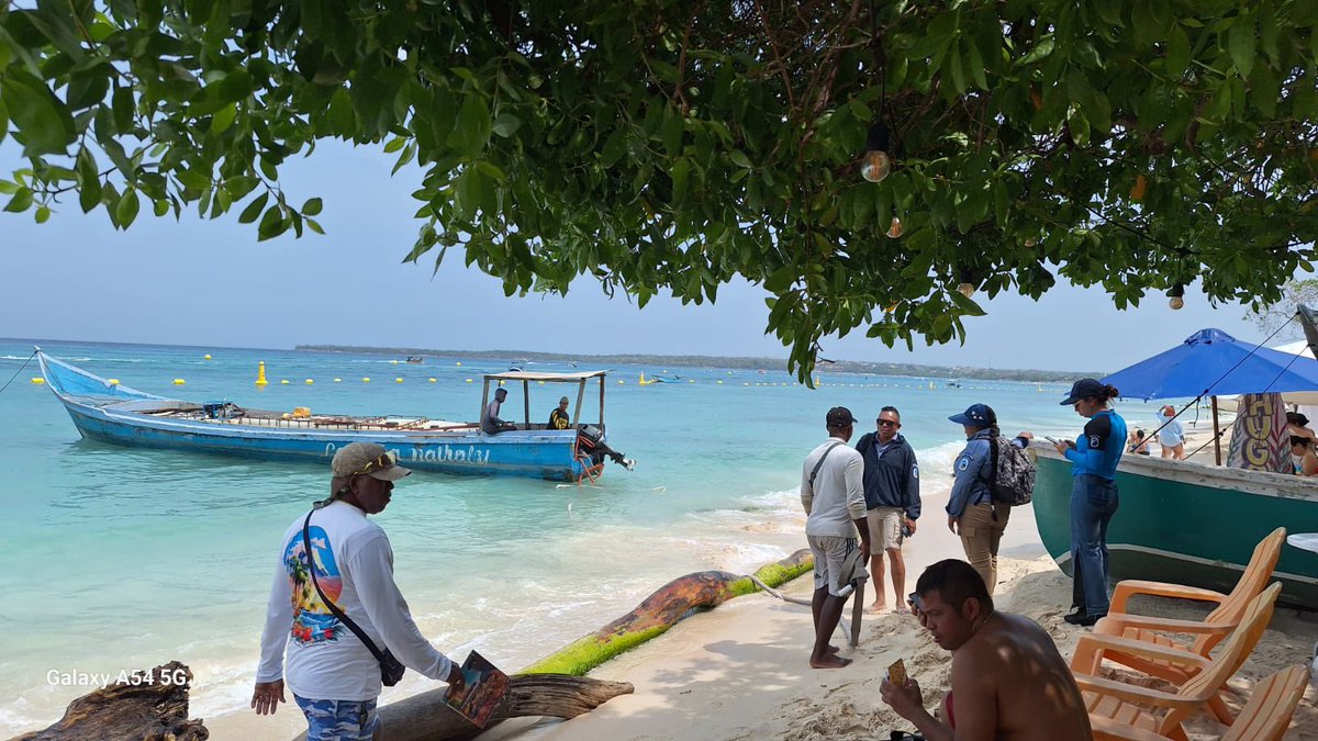 ParquesColombia's tweet photo. En un esfuerzo conjunto entre @ParquesColombia, la @AlcaldiaCTG y @fonturcol, avanzamos en la señalización de Playa Blanca, una acción clave para mejorar la seguridad, ordenar las actividades en el agua y garantizar una experiencia más segura y organizada para los visitantes. 🌊 https://t.co/cQytFIyBKc