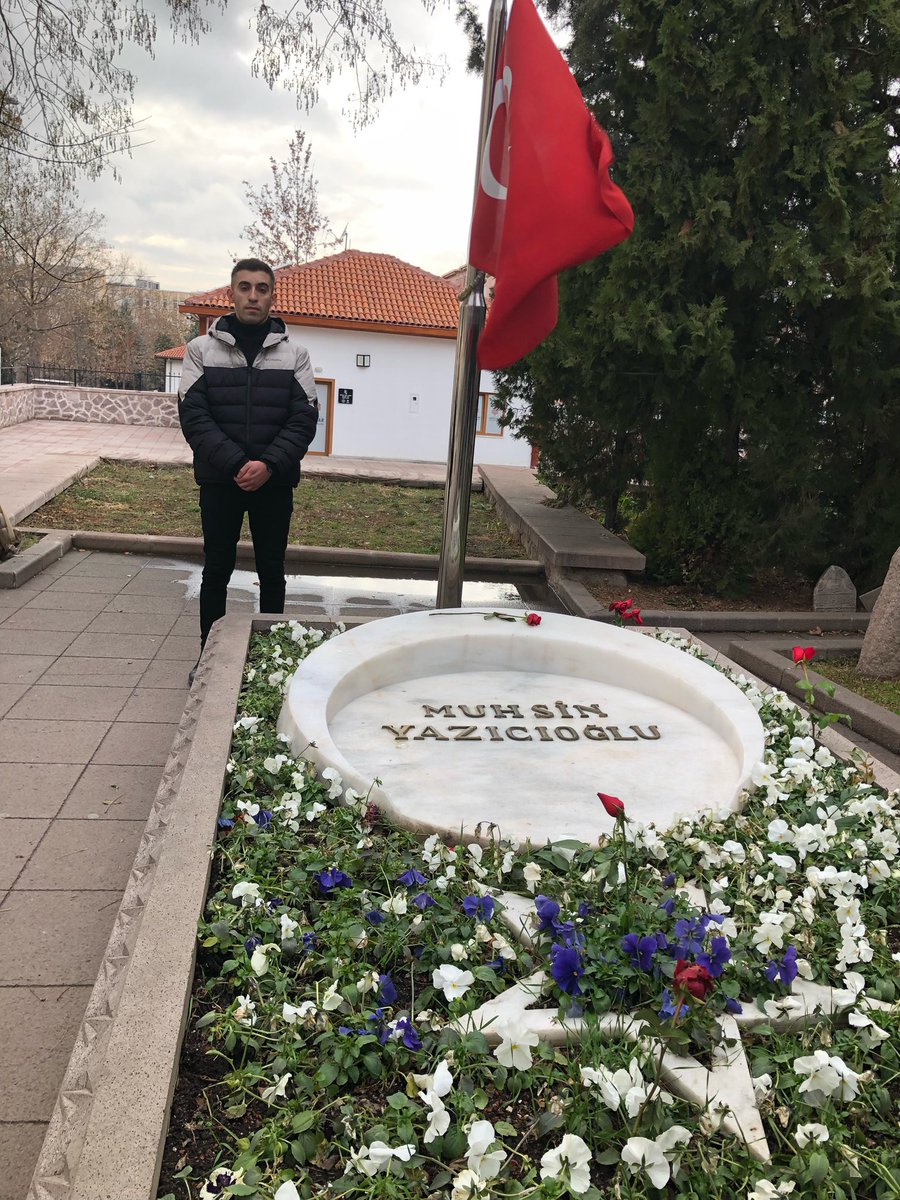 “Vatan aşkı, maya gibidir.
Sütü bozuk olanlarda tutmaz!”

Şehadetinin 16. yıl dönümünde saygıyla, rahmetle ve minnetle anıyorum. 
#muhsinyazicioglu