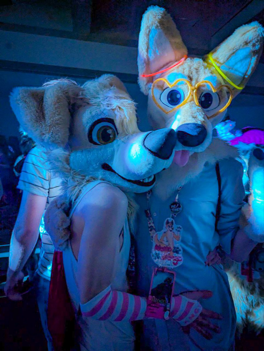Doggies on the dancefloor 🪩🐶💛 

From Furnal Equinox with <a href="/NemoDingo/">NemoDingo ➡️FWA</a>