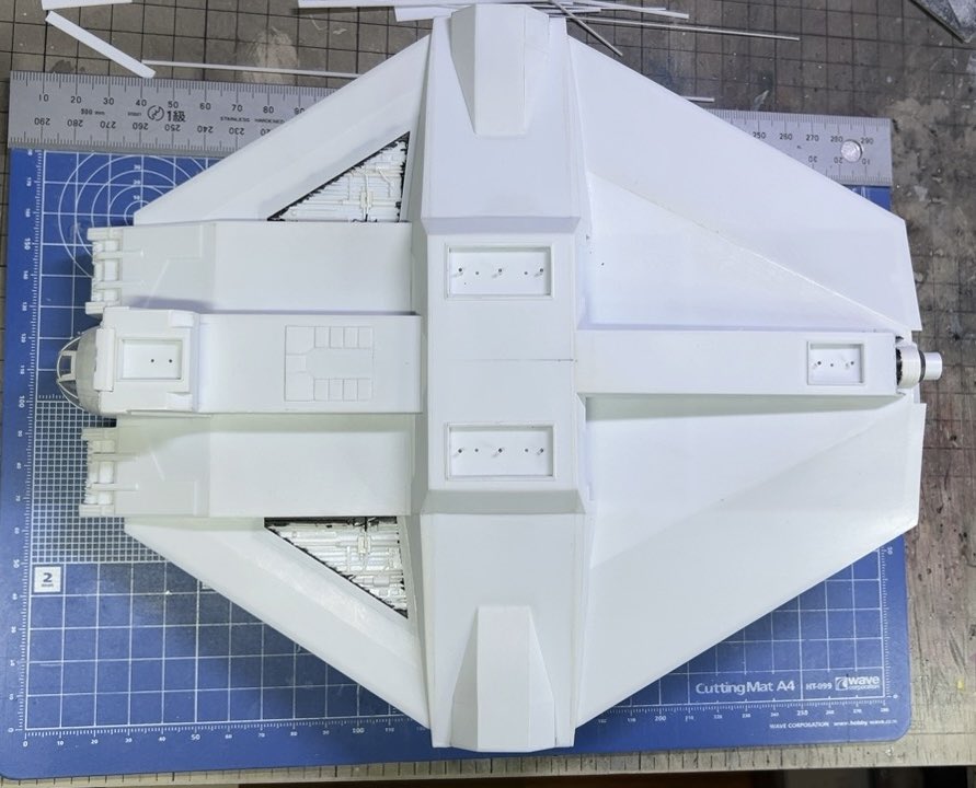 GillesV27t's tweet image. 先週末は下面ドッキングポート左右を繋ぐ面を作った。ついでにゴチャメカ付く所はパネルの中から生えてるように一部開けておきました。次はドッキングポート！
#144theghost #ghostphantomII #scratchbuild