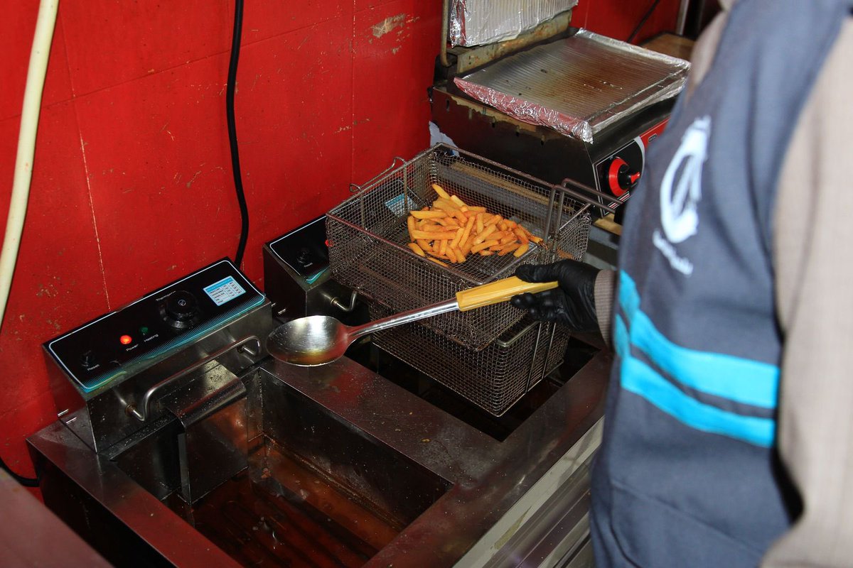 تزامناً مع  بداية إجازة #عيد_الفطر المبارك وحرصاً على سلامة المسافرين وعابري الطرق السريعه 
كثفت فرق الرقابه في #بلدية_الناصفه جولاتها الرقابيه على المطاعم داخل محطات الوقود للتأكد من إمتثالها للإشتراطات الصحيه