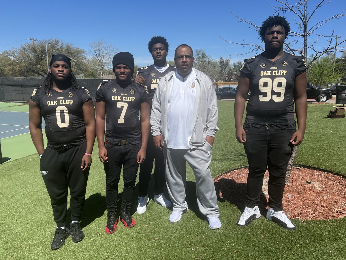 LemmingReport's tweet photo. Jason Todd has been the HC of South Oak Cliff  HS, TX for the past 10 years and the past four years he’s made it to the state title game winning two.He has done an exceptional job and has become one of the top coaches in the country.⁦@SOCFootball1⁩ https://t.co/k9RyBdS1js