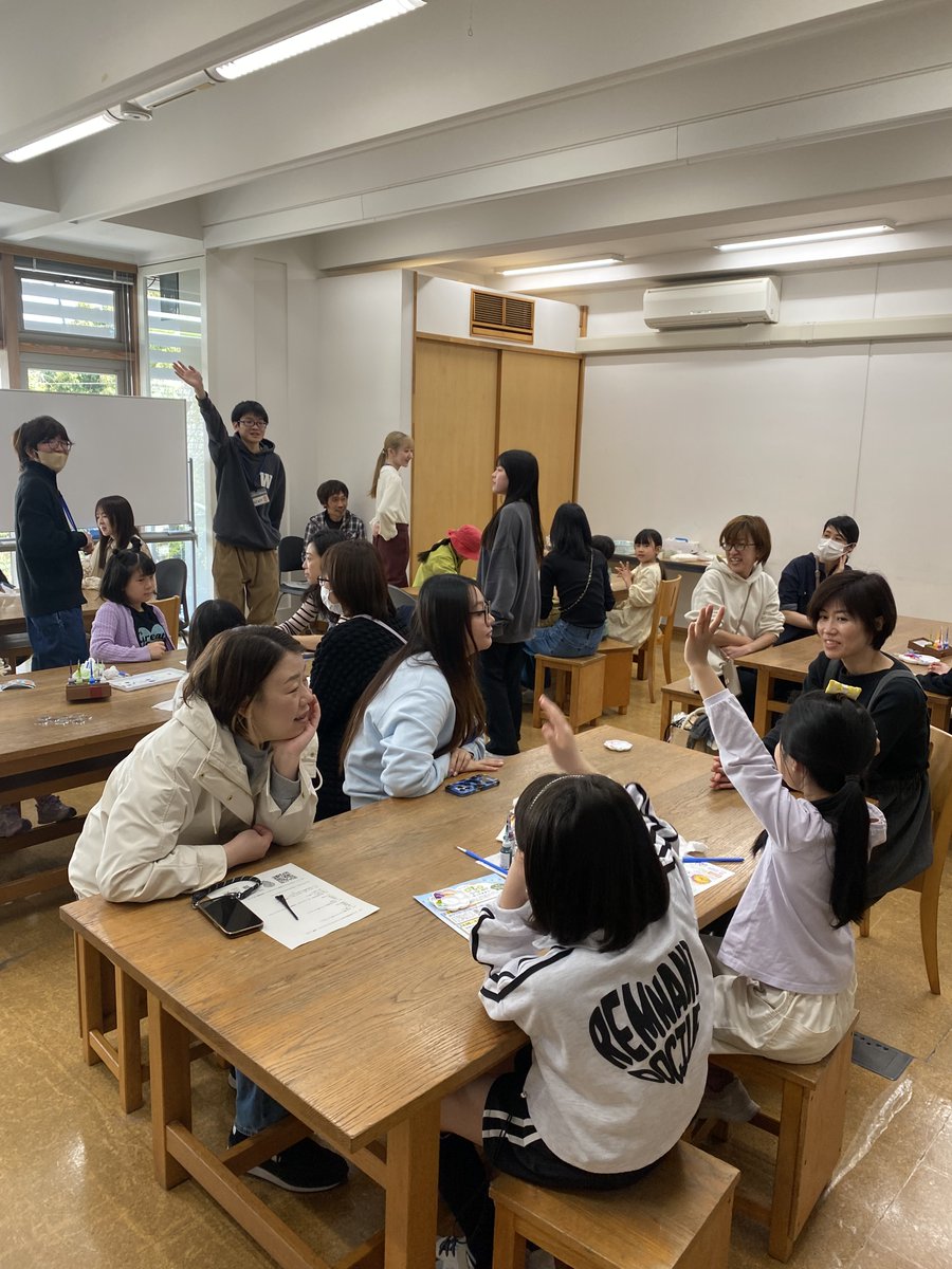 fkkicchokun's tweet image. 3月23日、エコセンで「自分だけのアクリルストラップづくり！」を開催したクイ💎廃アクリルパネルと車のフロントガラスの製造過程から作られた絵の具を使って、カラフルな世界に一つだけの作品ができたよ😆龍谷大学 #Loopup の皆さんによるエコに関するクイズでお勉強もできたクイ🐤